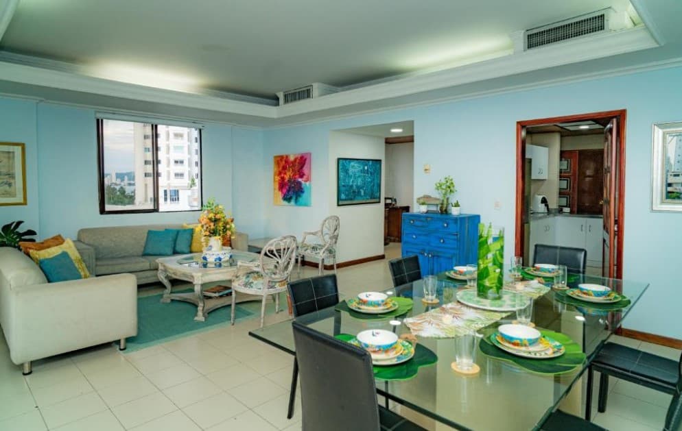 Amplia habitación con vista al mar y baño privado